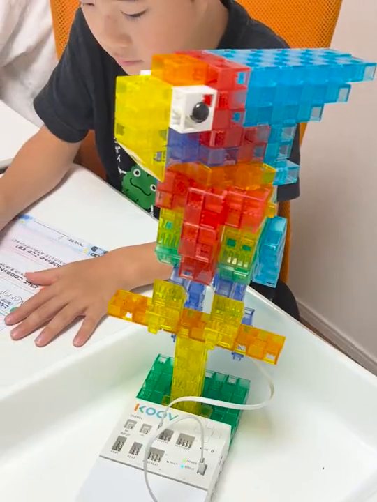 カラフルなブロックでつくったオウムのロボットが体を動かす様子