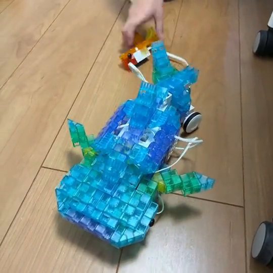 KOOVでつくった青いジンベエザメのロボットが床の上を進む様子