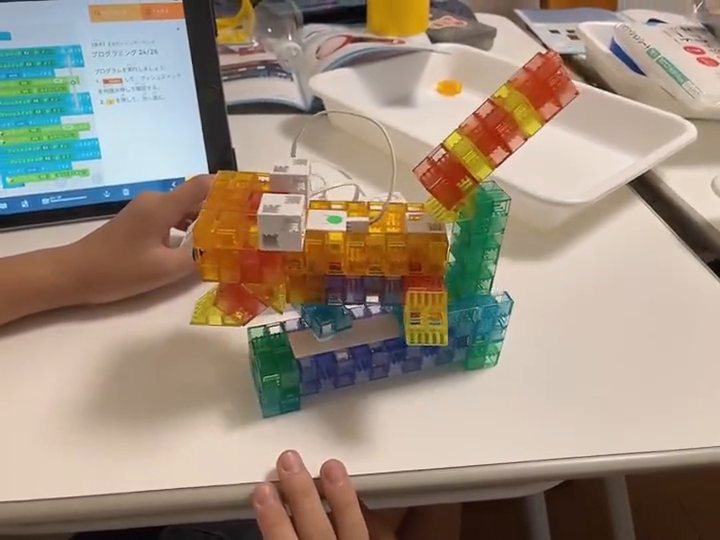 透明なブロックでつくったレッサーパンダの作品が、プログラムで動く様子