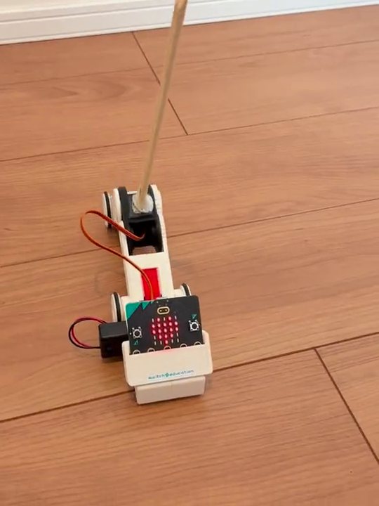 尺取り虫のように動くロボットに、輪投げを組み合わせた自由制作作品