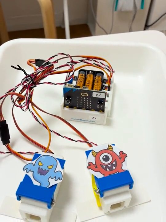 モンスター射的：micro:bitにつないだ2つのサーボモーターで、モンスターの絵の的が動く様子